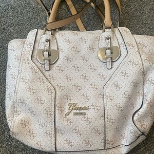 Guess purse in beautiful condition
